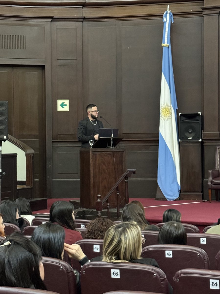 Rafael Oropeza en el podio del Aula Magna de la Facultad de Medicina de la UBA