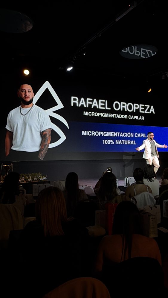 Rafael Oropeza durante su ponencia sobre micropigmentación capilar en Wulop Argentina 2026